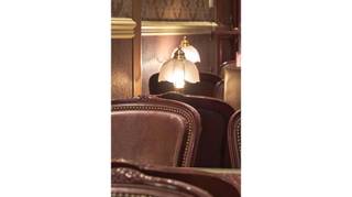 <strong>Instapklaar handelpand</strong> met <strong>Terras </strong>en <strong>Stadstuin </strong>op een commercieel interessante ligging in <strong>Zuid-Oost Vlaanderen</strong>. Thans uitgebaat als bakkerij en tea-room ( kleine keuken en snacks ) Troeven: + Commercieel goed gelegen!<br />+ Instapklaar!<br />+ Zeer goede mobiscore 8,9 op 10!<br />+ Plat dak en plafond recent vernieuwd!<br />+ Mogelijkheid tot aankoop inrichting / materiaal bakkerij en tea-room<br />+ Mogelijkheid tot aankoop marktwagen!<br /><br />Omvat op het gelijkvloers een winkelruimte en gelagzaal voor ca. 65 personen, sanitair blok, keuken, bakkerij, magazijn, terras, stadstuin en een kelderverdieping. Op de eerste verdieping vinden we een magazijn, 4 ruimtes en een badkamer met douche. De tweede verdieping omvat 4 extra kamers. Verder is er nog een zeer ruime zolderverdieping aanwezig. Dit pand is mogelijks onderhevig aan de renovatieplicht van niet-residentieel vastgoed, opgelegd door de Vlaamse overheid.<br />Vastgoedinformatie in aanvraag. P-score=D G-score=D #slimondernemen<br /><br />Bruikbare vloeroppervlakte <strong>533 m²</strong><br />Totale grondoppervlakte <strong>450 m²</strong>