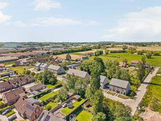 Nieuwbouwwoningen in Menen op rustige en vlot bereikbare ligging
Ontdek deze moderne nieuwbouwwoningen in de Charles Cappellestraat in Menen. U woont er in een rustige buurt, vlak bij winkels, scholen en belangrijke invalswegen richting Kortrijk, Ieper en Gent.
De woningen combineren hedendaagse architectuur met comfort en energiezuinigheid. Ze beschikken over een lichtrijke leefruimte, open keuken, 3 slaapkamers, moderne badkamer en extra bergruimte of zolder. Afhankelijk van het type geniet u bovendien van een garage of carport.
Dankzij zonnepanelen en een kwalitatieve afwerking woont u duurzaam én comfortabel.
Ideaal voor wie op zoek is naar een stijlvolle, energiezuinige woning op een centrale locatie.
Een bezoek gewenst? Neem dan contact op met Emiel via: emiel@immobeguin.be