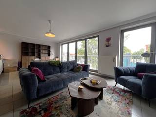 In het <strong>centrum van Zwijnaarde</strong> ligt dit leuke <strong>super toffe 2 slaapkamer appartement</strong>. Winkels, sportfaciliteiten, scholen,... alles is op wandelafstand beschikbaar. Bovendien is er een tramhalte in de buurt die je in alle comfort naar het centrum van Gent brengt. <br /><br />In het kleinschalige appartementsgebouw met moderne architectuur bevindt zich dit ruime appartement zich op de 1e verdieping. Via de inkom stap je binnen in een leuke en ruime <strong>lichtrijke </strong><strong>leefruimte</strong>. De open<strong> keuken </strong>is <strong>volledig ingericht</strong>. Verder is er een<strong> grote slaapkamer</strong>, een <strong>tweede kleinere slaapkamer</strong>, een <strong>badkamer<span> </span></strong>met lavabo en bad met douche, een <strong>apart toilet</strong> en een kleine technische <strong>berging </strong>met aansluiting voor de wasmachine.<br /><br />Bij het appartement hoort een <strong>ondergrondse kelderberging</strong> (K3).<br /><br />Domicilie verplicht.<br />Huurprijs : 950 Euro per maand<br />Huurwaarborg : 3 maanden huur<br />Gemeenschappelijke lasten : 75 Euro provisie<br />Er zijn individuele tellers voor water, gas en electriciteit.<br />Beschikbaar: 15/11/2026<br />Bezoeken enkel na afspraak.<br /><br /><strong>Een bezoek plannen? Dit kan enkel via onze website www.stellarimmo.be/te-huur. Ga naar het pand en klik op 'een bezoek aanvragen' onder de foto van de makelaar. Wij nemen dan contact met u op.</strong><br /><br /><strong>Verdere info via martine@stellarimmo.be</strong>