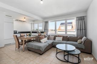 In de Guido Gezellestraat 30 te Oostende, in de gegeerde wijk Conterdam, bevindt zich dit instapklare en volledig gerenoveerde appartement met 2 slaapkamers, terras én een extra mansardekamer. Bovendien is het appartement reeds verhuurd, wat dit pand meteen extra interessant maakt voor wie op zoek is naar een investering met onmiddellijk rendement. 💼✨<br /><br />Het appartement maakt deel uit van een kleinschalig gebouw zonder syndicus, wat een belangrijk voordeel biedt op vlak van beheer en kosten. Bovendien zijn er geen syndicale lasten, wat dit eigendom bijzonder aantrekkelijk maakt voor investeerders én eigenaars-bewoners op termijn. 💡<br /><br />Ongeveer drie jaar geleden werd het appartement volledig gerenoveerd, waardoor u vandaag geniet van een hedendaagse afwerking en modern wooncomfort. De indeling is logisch en functioneel opgevat. Via de inkomhal bereikt u de verschillende ruimtes van het appartement. Er is een badkamer, twee slaapkamers met rechtstreekse toegang tot het terras en een aangename open leefruimte met een vernieuwde open keuken – een lichtrijke en gezellige leefomgeving. 🍽️🛋️<br /><br />Een bijkomende troef is de volwaardige mansardekamer op de bovenverdieping, die inbegrepen is bij het appartement. Deze extra ruimte kan perfect dienst doen als hobbykamer, bureau, logeerkamer of bijkomende bergruimte. 🏠<br /><br />Kortom, dit appartement combineert een gunstige ligging in Conterdam, een recente totaalrenovatie, geen syndicale kosten, een extra polyvalente ruimte én het voordeel van een lopende verhuur. Een interessante opportuniteit voor wie op zoek is naar een zorgeloze investering of een eigendom met potentieel voor de toekomst. 🌟<br /><br />