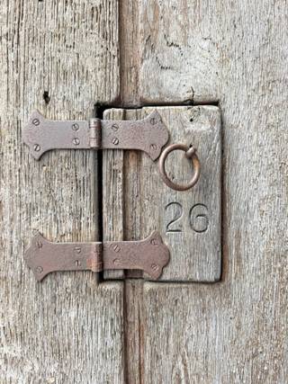 <p><span>In het hart van Hasselt staat dit uitzonderlijke neoclassicistisch herenhuis, een pand dat charme, authenticiteit en functionaliteit naadloos samenbrengt. Met zijn combinatie van handelspand op het gelijkvloers en duplexappartement erboven, biedt deze eigendom verschillende mogelijkheden: stijlvolle gezinswoning, combinatie horeca + wonen, handelspand met bovenliggende woonst of verhuurmogelijkheid, kantoor, gallery, conceptstore…</span></p><p><span> </span></p><p><span>Bij het binnenkomen stapt u de elegante inkomhal met glaspartij binnen, waar het statige karakter van weleer mooi bewaard is gebleven. De glazen afscheiding naar de traphal met authentieke elementen brengt een combinatie van karakter met rustige, moderne uitstraling.</span></p><p><span> </span></p><p><span>Het handelspand op het gelijkvloers omvat een aangename ruimte met een mooi zicht op de binnenstad, een kitchenette en een doorloop naar de indrukwekkende orangerie achteraan. De royale glaspartij creëert een open, lichte sfeer en maakt deze ruimte geschikt voor uiteenlopende commerciële concepten. Dankzij de achterdeur met toegang via het steegje is het pand ook langs achter bereikbaar — een absolute meerwaarde voor zowel logistiek als privacy.</span></p><p><span> </span></p><p><span>Via een karaktervolle trap is de eerste verdieping bereikbaar. Hier bevindt zich de lichtrijke leefruimte met aansluitend een volledig uitgeruste keuken en eetplaats. Het aangename terras biedt hier een rustige buitenruimte midden in de stad.</span></p><p><span> </span></p><p><span>De tweede verdieping omvat een sfeervolle slaapkamer met dressing, een apart toilet en een badkamer. De verrassende mezzanine, open tot in de nok, geeft de woning een bijzondere ruimtelijkheid en kan perfect dienen als bureau of hobbyruimte.</span></p><p><span> </span></p><p><span>De kelder is netjes afgewerkt met sanitair voor dames en heren, een technische ruimte en een bijkomende kelderruimte. Deze laatste geeft bovendien via een luik met trap directe toegang tot de orangerie.</span></p><p><span> </span></p><p><span>Een pand met mogelijkheden!</span></p><p><span> </span></p>