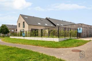 Ontdek deze instapklare en recent gebouwde halfopen woning die ruimte, licht en comfort perfect combineert.<br /><br />Op het gelijkvloers verwelkomt de ruime inkomhal met apart gastentoilet u in de woning. De lichtrijke leefruimte met open, volledig uitgeruste keuken vormt het hart van het huis en biedt een aangename connectie met de tuin. Aansluitend bevindt zich een handige berging.<br /><br />De eerste verdieping beschikt over 3 ruime slaapkamers, een apart toilet en een volledig geïnstalleerde badkamer. Op de tweede verdieping vindt u een polyvalente ruimte die perfect dienst kan doen als 4e slaapkamer, bureau of hobbykamer.<br /><br />Buiten geniet u van een leuke tuin en beschikt de woning bovendien over een garage.<br /><br />Een ideale gezinswoning voor wie op zoek is naar hedendaags wooncomfort, ruimte en een praktische indeling!<br /><br />De woning wordt verkocht onder REGISTRATIE!<br /><br />Meer info of plan je bezoek via denis@immobeguin.be of www.immobeguin.be