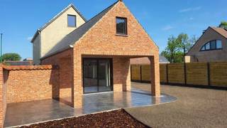 MODERNE WONING TE KAPRIJKEWelkom bij deze prachtige moderne woning gelegen in Kaprijke, een uitstekende investering voor gezinnen die op zoek zijn naar comfort en ruimte. Dit fraai afgewerkte huis combineert hedendaagse architectuur met praktische indeling en biedt alles wat u zich kunt wensen.KERNKENMERKENDeze woning beschikt over 204 m² woonoppervlak verdeeld over een intelligent aangelegde plattegrond. Met drie comfortabele slaapkamers hebt u voldoende ruimte voor het hele gezin. Het huis is uitgerust met een badkamer en een functioneel toilet voor dagelijks gemak. De totale grondoppervlakte van 941,1 m² biedt oneindige mogelijkheden voor tuinontwerp en buitenactiviteiten.ARCHITECTONISCHE KWALITEITENDe woning toont een verfijnde architectuur met een mix van afwerkingsmaterialen. Het gevelwerk combineert elegant witte baksteen met decoratieve rode baksteenaccenten, wat een tijdloze en verfijnde uitstraling geeft. Het dak met donkere dakpannen contrasteert mooi met de lichte gevelkleuren. Grote ramen met moderne zwarte frames zorgen voor optimale lichtinval en geven de ruimtes een open, uitnodigende karakter.BUITENRUIMTEHet perceel van bijna 941 m² is prachtig aangelegd met een kurkdroog gravelterras, perfect voor ontspanning en buiten eten. De goed onderhouden gazon- en groenaanplanting geeft het geheel een serene en landelijk karakter. Een houten poort leidt naar het achterterrein, wat privacy en veiligheid biedt. De ligging in het open landschap van Kaprijke biedt prachtige zichten en een rustige, ländliche atmosfeer.PRAKTISCHE VOORDELENDe woning is volledig voorzien van moderne voorzieningen inclusief warmtepomp-technologie, zoals zichtbaar op de buitenmuur. De gesloten erker met geglazuurde ruimte maakt van de voorkant van het huis een aangenaam verblijfsstek. Uitgebreide terrasruimtes aan de zijkant van het huis creëren ideale plekken voor ontspanning en socialisatie.Deze woning is ideaal voor stellen, kleine gezinnen of iedereen die naar rust, ruimte en moderne comfort zoekt in een charmante Vlaamse omgeving.