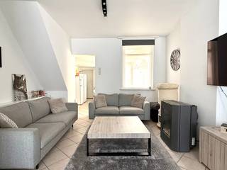 Bent u op zoek naar een charmante en betaalbare woning in een rustige en centrale buurt? Deze gezellige starterswoning in het hart van Avelgem...