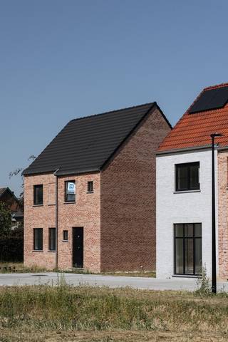 Deze alleenstaande bebouwing heeft een gunstige locatie met de E403 en E40 in de nabijheid, wat vlotte verbindingen garandeert.<br />Profiteer anderzijds van een lichtrijke woning met alle voorzieningen in de buurt.<br /><br />Gelijkvloers: inkomhal met apart gastentoilet, lichtrijke leefruimte met open keuken en een aparte berging. <br />Verdieping: nachthal met apart toilet, 3 ruime slaapkamers en badkamer met ligbad, douche en dubbel lavabomeubel. <br />Zolder te bereiken via een zolderluik. <br /><br /><strong>Troeven van de woning: </strong>
<ul>
<li>Lucht-water warmtepomp met vloerverwarming </li>
<li>Twee volwaardige bouwlagen (geen schuin dak in de slaapkamers)</li>
<li>Regenwaterput 10.000 liter (aangesloten op buitenkraantje, toiletten en wasmachine)</li>
<li>E20, zonnepanelen </li>
<li>Parky in de nachthal en slaapkamers</li>
<li>Volledig geschilderd en voorzien van verlichting</li>
</ul>
Heb je interesse in deze alleenstaande nieuwbouwwoning? Neem vrijblijvend contact met ons op voor meer informatie of een bezichtiging.