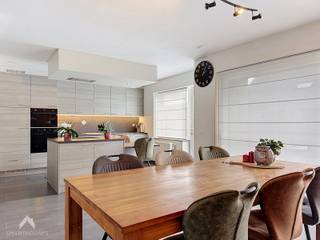 <p>Energiezuinige halfopen bebouwing gelegen in een rustige en kindvriendelijke wijk met een vlotte verbinding naar scholen, winkels, openbaar vervoer en de E403.</p>
<p>De woning omvat een inkomhal met apart toilet en vestiaire, een lichtrijke leefruimte met zit- en eethoek en een kwalitatief geïnstalleerde keuken met ontbijthoek. Aansluitend bevindt zich een praktische was- en bergplaats. Verder beschikt de woning over een ruime oprit met carport.</p>
<p>Achteraan bevindt zich de zuidgerichte tuin met gezellig zonneterras, tuinbergingen en uitweg via een poortje.</p>
<p>Op de verdieping bevinden zich 3 volwaardige slaapkamers en een ingerichte badkamer met inloopdouche, toilet, dubbele lavabo en maatwerkkast. Via een trapluik bereikt u de geïsoleerde bergzolder.</p>
<p>Extra troeven:</p>
<ul>
<li>Energiezuinig</li>
<li>12 zonnepanelen</li>
<li>Airco in slaapkamers en leefruimte</li>
<li>Laadpunt voor elektrische wagen</li>
<li>Conforme elektrische keuring</li>
<li>Regenwaterput van 10.000 liter</li>
<li>Rolluiken (boven)</li>
<li>Aangelegde voortuin met private oprit</li>
<li>Carport</li>
<li>Zuidgerichte tuin</li>
<li>Topligging</li>
</ul>
<p>Deze woning is te koop ZONDER makelaar via het concept van Smart Houses! Wenst u verdere inlichtingen of bezoek? Contacteer rechtstreeks de eigenaar via +32474904103</p>