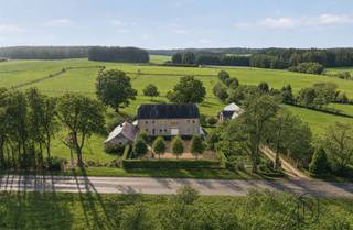 <p>Casa Cozy Ode – Luxe, rust & panoramisch verzicht in de Ardennen.</p><p>Droomt u van een plek waar comfort, stijl en natuur samenkomen? Casa Cozy Ode biedt het allemaal. <br />Deze uitzonderlijke (vakantie)woning met binnenzwembad, gelegen in het hart van Sainte-Ode, combineert moderne architectuur, luxe afwerking en een adembenemend vergezicht. <br />Een zeldzame kans om te investeren in een woning die zowel ontspanning als prestige uitstraalt.<br />Mogelijkheid bijkopen extra aanpalende bouwgrond en weides (potentieel bouwen paardenaccomodatie/paardenhotel) tot een totaal van 7,66 hectare!</p><p>Waarom Casa Cozy Ode uniek is:<br />* Binnenzwembad & wellness in apart bijgebouw: geniet van ontspanning in alle seizoenen, privé en volledig uitgerust<br />* Recente, hoogwaardige bouw: strak design, hoogwaardige materialen en instapklaar<br />* Panoramisch uitzicht en privacy: een adembenemend vergezicht over de ongerepte natuur van de Ardennen<br />* Ruime leefruimtes: open, lichte kamers ontworpen voor comfort, samenzijn en gezelligheid<br />* Groepsvriendelijk: 9 slaapkamers en badkamers, ideaal voor families of vrienden<br />Kelder, dubbele garage, bureau, sportruimte als extra troeven.</p><p>Privé en exclusief: groot perceel met volledige rust en privacy<br />Of u nu op zoek bent naar een droomvakantiehuis, een luxe investeringspand of een oase van rust, Casa Cozy Ode biedt een ervaring die verder gaat dan enkel wonen. <br />Hier voelt elke dag als een vakantie.</p><p>Bezoek na afspraak met Immo Beguin: info@immobeguin.be</p>