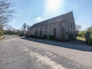 <span><strong>UNIEKE VOORMALIGE HOEVE OP EEN PERCEEL +/- 1HA MOMENTEEL UITGEBAAT ALS HOTEL MET PRIVATIEVE WOONST TE BREE<br /><br />TROEVEN<br /></strong>- Rustige en landelijke omgeving doch dichtbij het centrum van Bree gelegen.<br />- Ligging aan de Zuid-Willemsvaart. <br />- Centraal gelegen en goed bereikbaar. <br />- Goede verbinding naar omliggende steden invalswegen. <br />- EPC-label B : energiezuinig pand.<br />- Dit pand biedt diverse mogelijkheden voor zakelijk en commercieel gebruik en is een unieke opportuniteit voor ondernemers. <br />- Wonen en werken mogelijk! <br />- Volledig ingericht als voor hotel-restaurantuitbating: professionele horecakeuken, koelcellen,.... <br />- Ruime parkeergelegenheid.<br /><br /><strong>DE VERMELDE PRIJS IS DE AANDELENPRIJS !</strong><br /><br /><strong><span>OMSCHRIJVING UNIEK PAND MET TAL VAN MOGELIJKHEDEN </span><br /></strong></span>
<p>Dit handelspand, momenteel uitgebaat als hotel, beschikt over 18 gastenkamers, elk voorzien van een eigen badkamer en toilet.</p>
<p>Daarnaast bevinden zich op het gelijkvloers diverse polyvalente ruimten die momenteel worden gebruikt als verbruikszalen, waaronder een bistro en een koffieruimte. Deze zalen zijn ook ideaal voor feesten! <br /><br />Om uw gasten goed te ontvangen is er een speciale ontvangstruimte voorzien met balie. Deze ruimte geeft overigens ook toegang naar de tuin, feestzaal, diverse kamers,....</p>
<p>Op het gelijkvloers is tevens een professionele horecakeuken aanwezig, uitgerust met alle nodige professionele apparatuur. Verder zijn er ook een koude keuken en een afzonderlijke afwaskeuken voorzien. Bovendien beschikt het pand over een volledig uitgeruste koelruimte met twee koelcellen en één diepvriescel.</p>
<p>Verder vinden we op het gelijkvloers nog gastentoiletten en twee mindervalide slaapkamers die volledig zijn aangepast aan de specifieke noden van de gasten.<br /><br />Op de eerste verdieping bevinden zich de overige gastenkamers, aangevuld met een aparte linnenkamer voor het opbergen van het linnengoed. <br /><br />Er is een terras aanwezig waarop u kunt genieten van het prachtige uitzicht op de mooi aangelegde achtertuin.<br /><span><br /></span>De ruime parkeermogelijkheden vormen een absolute meerwaarde voor dit pand. Er is ook nog een carport voorzien met plaats voor 4 auto's. <br /><br /><span>Het privégedeelte omvat een ruime woning met twee slaapkamers, een gezellige woonkamer, een volledig uitgeruste keuken en een badkamer.<br />Perfect geschikt voor een gezin. Ideale combinatie voor wonen en werken. <br /></span><br />Verder zijn er nog zes paardenboxen met zadelkamer aanwezig en dit geeft toegang tot de weides.<br /><br /><span>De verkoop omvat het onroerend goed, de vennootschap met het handelsfonds, de volledige inrichting, het klantenbestand, de website,....<br /></span><span><br />U kunt onmiddellijk gasten ontvangen en op deze manier genieten van de jarenlange expertise van de huidige eigenaars.<br /><br /><strong>Kortom, dit is een uniek pand met tal van mogelijkheden!</strong></span> <br /><br />Bekijkt u deze advertentie via een aanverwante vastgoedsite, surf dan zeker naar onze website <strong>www.N78vastgoed.be</strong> voor een uitgebreide beschrijving en foto's. <strong>Meer info: +32 (0)89 86 18 88 of info@N78vastgoed.be.</strong></p>