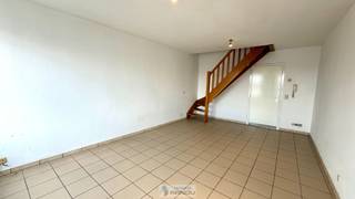 Dit duplexappartement is gelegen op de tweede verdieping en omvat een inkomhal, een ruime leefruimte, een aparte keuken, een badkamer met lavabo, toilet, ligbad en aansluiting voor een wasmachine. Aan de achterzijde bevindt zich bovendien een aangenaam terrasje.<br /><br />Op de bovenverdieping zijn er twee slaapkamers.<br /><br />Het appartement wordt verwarmd met elektrische verwarming.<br /><br />De huurprijs wordt vermeerderd met een provisie van € 50 per maand voor de gemeenschappelijke kosten, inclusief waterverbruik.<br /><br />Beschikbaarheid: bespreekbaar<br /><br /><strong>Bezoeken?</strong><br />U kunt dit eenvoudig zelf inplannen via de afsprakenlink op onze website voor het bezoekmoment van donderdag 10 september.