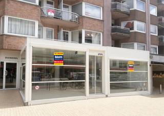 Bent u op zoek naar een ruim en modern handelspand op een absolute toplocatie aan de Belgische kust? Dit multifunctionele handelspand in Oostduinkerke-Bad combineert een uitstekende bereikbaarheid met een strategische ligging en een prachtige visibiliteit. De gelijkvloerse handelsruimte van maar liefst 320 m² geniet van een uniek zeezicht vanuit de Leopold II-laan en kijkt uit op de Albert I-laan. Bovendien is er de mogelijkheid om een buitenterras van circa 70 m² te realiseren (mits de nodige vergunningen en toelatingen op initiatief van de huurder). Dankzij de ruime indeling en de veelzijdige mogelijkheden is dit pand uitermate geschikt voor tal van commerciële activiteiten, zoals horeca, retail, een showroom, kantoorruimte of een andere ondernemingsactiviteit. De aanwezige koer en kelder bieden bovendien extra praktische opslag- en gebruiksmogelijkheden. Gelegen nabij 'De Zandvoetjes', 'Zeeman', 'Sweatability', 'Proxi Delhaize', ... <br />De maandelijkse huurprijs bedraagt € 3.950, te vermeerderen met de onroerende voorheffing en de algemene kosten.<br />Interesse in dit unieke handelspand te huur in Oostduinkerke-Bad? Neem vrijblijvend contact op via info@immodelestre.be of bel 054 33 62 52 voor meer informatie of een bezichtiging.
