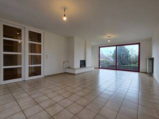 Grote eigendom op 970 m² in het centrum van Bavikhove, ideaal voor een combinatie van werken en wonen.Het grote handelsgelijkvloers van 125 m² met...