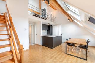 Dit prachtige 2-slaapkamer appartement is gelegen op een zeer rustige toplocatie te Heverlee. Het appartement maakt deel uit van een kleinschalige residentie en biedt u enorm veel troeven.<br />De ruime inkomhal geeft u directe toegang tot de verschillende leef- en slaapruimtes. De leefruimte bevindt zich aan de achterzijde van het gebouw, kijkt uit op het achtergelegen groen en geniet van een open, volledig geïnstalleerde keuken met kwaliteitsvolle toestellen. Dankzij de grote raampartijen baadt de volledige leefruimte in het licht. Vanuit de keuken heeft u toegang tot het terras, waar het heerlijk vertoeven is. Via een houten trap bereikt u vanuit de leefruimte de gezellige, bovengelegen zithoek.<br />Verder beschikt het appartement over twee slaapkamers, een badkamer met ligbad/douche en een apart toilet. Het pand heeft een EPC label C, wat een degelijke energetische basis biedt en ruimte laat voor verdere optimalisatie.<br />Daarnaast is er een ruime, droge bergruimte en een afgesloten garagebox aanwezig.<br />Bent u op zoek naar een topappartement op een heerlijke woonlocatie te Heverlee? info@covas.be // 016 40 60 20 // www.covas.be
