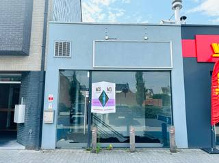 Welkom te Dokter De Putterplein 3 - Bornem.Heb je nood aan een zeer ruim handelspand én centraal gelegen, dan heb je hier 160m² aan mogelijkheden...