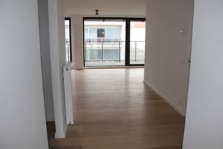 <p><strong>ALTRO VERHUURT: Bezoekdag op afspraak</strong><br />In het hart van Deinze, gelegen in de bruisende Tolpoortstraat, bieden wij u dit recent en lichtrijk duplex-appartement op de vierde verdieping aan. Op het onderliggende niveau bevindt zich de leefruimte met een open keuken en een praktische berging, geflankeerd door zowel vooraan als achteraan een terras. Op de bovenste verdieping bevinden zich de 2 slaapkamers en 2 badkamers, waarbij de grootste slaapkamer nog eens extra geniet van een eigen terrasje. Dankzij deze drie verschillende terrassen verhuist u de hele dag door moeiteloos mee met de zon.<br />Het gebouw is uitgerust met een lift en achteraan het gebouw heeft u de beschikking over een private autostaanplaats en een gemeenschappelijke berging. Het appartement is vrij voor bewoning vanaf 1 oktober.<br />Het bezoekmoment vindt plaats op afspraak. Om een vlotte rondleiding te garanderen, vragen wij u om uw bezoek goed voor te bereiden en uw huurdossier vooraf klaar te maken.<br />Interesse? Maak snel uw afspraak voor het bezoekmoment:<br /><strong>Leen De Clercq – Altro Vastgoed</strong> 0478 69 84 34 | leen@altro-vastgoed.be</p>