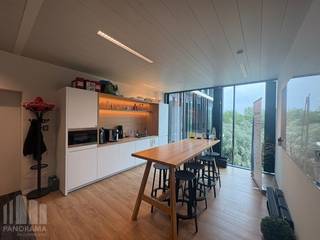 Instapklare kantoren van 188 m² te huur op een toplocatie. Dankzij de strategische ligging aan <strong>The Loop</strong>, nabij station Gent-Sint-Pieters en belangrijke verkeersassen (R4-E17-E40), geniet u van een uitstekende bereikbaarheid.<br /><br />Deze kantoorruimte, gelegen op het 2e verdiep, is optimaal ingericht voor <strong>20 werkplekken </strong>en voorzien van een open space werkruimte, afzonderlijke kantoren, een vergaderzaal en een kitchenette. U maakt bovendien gebruik van verschillende gedeelde faciliteiten zoals vergaderruimtes, callbooths, seminar- en eventzalen, een ruime eetplaats en catering. Het <strong>all-in concept</strong> garandeert maximale ontzorging: alle verbruikskosten, snel internet, schoonmaak, onderhoud en kwalitatief meubilair zijn inbegrepen in één transparante formule. Tevens zijn er <strong>parkeerplaatsen </strong>met laadpalen beschikbaar, overige parkeerplaatsen zijn vlot bereikbaar op 5 minuten wandelafstand. <br /><br />Interesse? Neem vandaag nog contact met ons op voor meer informatie of een vrijblijvend plaatsbezoek. Bel <strong>PANORAMA B2B GENT</strong> op<strong> 0477 44 39 30</strong>.