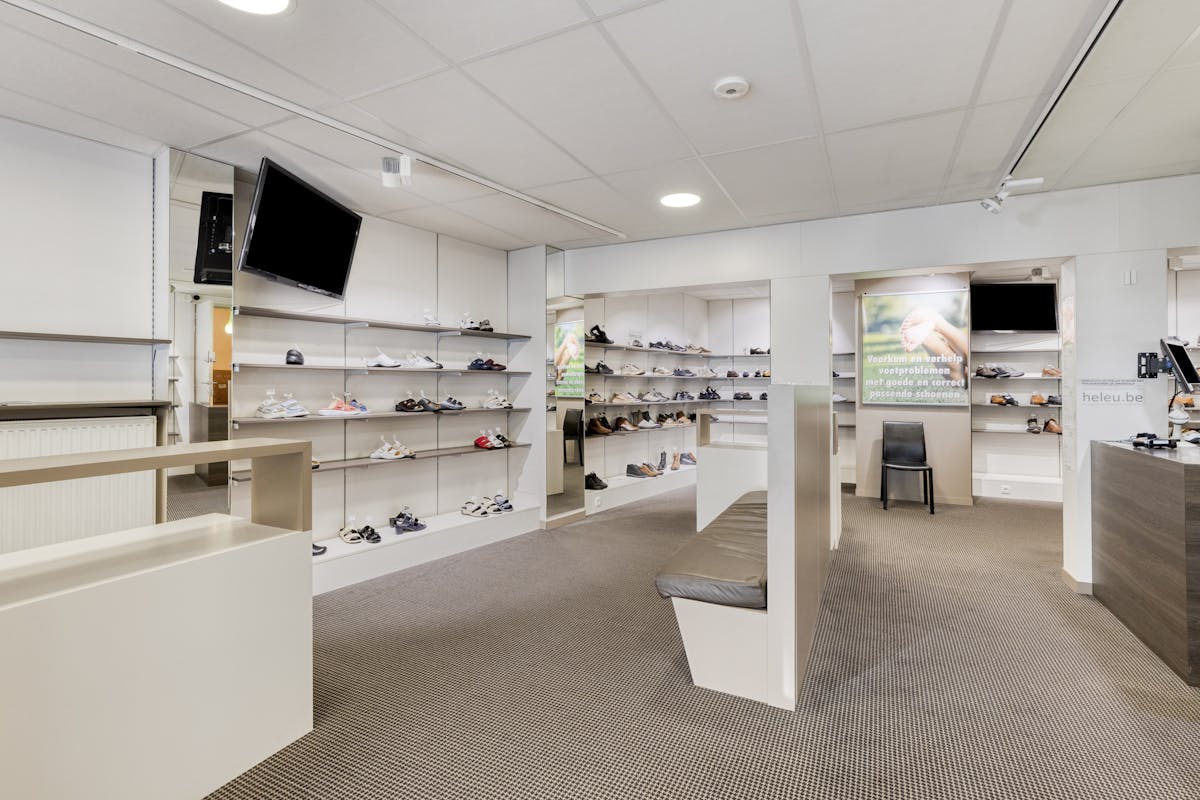 Exceptional commercial property with spacious warehouse in Deinze - photo 2