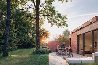 <p><strong>Woning 6 is een gesloten bebouwing met verdiep en heeft een bruto bewoonbare oppervlakte van 150 m². De woning beschikt over drie slaapkamers, woonkamer met open leefkeuken, berging, badkamer, twee toiletten en een aparte fietsenberging. Het terras van 29 m² en privétuin van 30 m² worden mooi geïntegreerd in de gemeenschappelijke tuin.<br />Daarnaast zijn er ondergrondse autostaanplaatsen en fietsenbergingen beschikbaar, evenals gemeenshappelijke bovengrondse fietsenplaatsen en bezoekersparking. <br /><br />Ontdek Molenakker, een exclusief en luxueus nieuwbouwproject gelegen aan het Molenpad in Vosselaar. Deze 11 design-woningen, waarvan 6 laagbouw, staan synoniem voor toekomstgerichte kwaliteit en innovatie. Ontworpen in een modernistische architectuur vormen ze een eerbetoon aan de toonaangevende bouwstijl van de Turnhoutse school. Én dit op een groene en rustige toplocatie in centrum Vosselaar.Technisch worden de woningen gebouwd aan de hoogste standaarden van comfort en duurzaamheid. Onder andere door de inzet op energiezuinige technieken en circulaire bouwprincipes kwalificeren de woningen als bijna-energie-neutraal. Met hoge afwerkingsbudgetten personaliseert u de woning naar eigen stijl en maximaal wooncomfort.</strong></p>
<p></p>