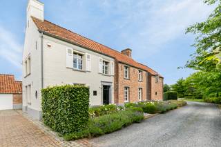 Zeer goed onderhouden vrijstaande villa met bijgebouwen op 20.600 m² grond. Zeer gunstig gelegen aan de rand van het grensdorp Meerle. Prachtig...