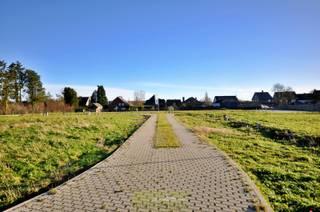 Deze BEN-woning is gelegen in een zijstraat van de invalsweg richting Ronse komende van Brakel, treft men deze gloednieuwe verkaveling! Dit op slechts 5 minuten van het bruisende stadscentrum van Ronse, met tal van horeca- en handelszaken, scholen en openbaar vervoer.<br /><br />In zijn totaliteit worden hier 15 hedendaagse BEN-woningen (reeds 2 verkocht) gerealiseerd, een <strong>verkeersluwe wijk</strong> die enkel toegankelijk is voor bewoners en een gezellige woonomgeving geniet door de gemeenschappelijke groenzone. Er is voldoende parkeergelegenheid in de wijk aanwezig, doordat er maar liefst 32 privatieve carports, 8 privatieve parkeerplaatsen en parkeerplaatsen voor bezoekers voorzien worden.<br /><br />De woning is ingedeeld als volgt: ruime inkomhal, apart toilet,  een open leefruimte met keuken en een aparte bergruimte. Op het 1ste verdiep zijn er <strong>3 slaapkamers</strong>, een badkamer, de nachthal, een apart toilet en een technische berging aanwezig. Verder is er nog een privatieve tuin met terras!<strong> Inbegrepen is 1 privatieve carport!</strong><br /><br />Maak snel een afspraak en ontdek alle details, bovendien heeft u als koper ook inspraak in de materiaalkeuze van oa. de badkamer, keuken, betegeling...<br />Interesse? Contacteer Kyamo De Smet: 0479 06 13 71