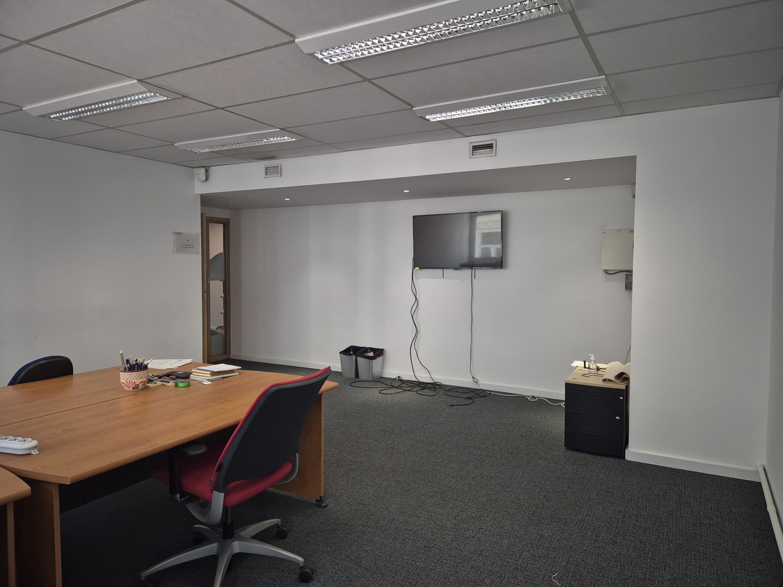 Ruime kantoorruimte met aparte bureaus in het centrum  - foto 4