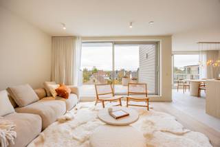 Dit luxueus afgewerkt appartement maakt deel uit van het nieuwbouwproject AQUILO in het klassevolle Sint-Idesbald. <br /><br />Het energiezuinige karakter wordt bepaald door individuele zonnepanelen per appartement, doorgedreven isolatie en warmtepomp alsook balansventilatie systeem D. De ruime oppervlaktes benadrukken het luxueuze cachet van de appartementen.<br />Ontdek een exclusieve kans om te wonen in het hart van Sint-Idesbald, waar modern comfort en een stijlvolle levensstijl samenkomen. <br /><br />Het appartement is gelegen op de tweede verdieping en werd op plan ingedeeld als volgt:<br />Inkom met toilet en berging, lichtrijke leefruimte met open keuken, 2 slaapkamers, 1 badkamer, zuidwest gericht terras en ruime zolderberging.<br /><br />Verplicht aan te kopen parkeergelegenheid en kelderberging niet in de prijs inbegrepen. <br /><br />Oppervlakte appartement: 123,51 m²<br />Oppervlakte terras: 20,10 m²<br />Oppervlakte zolder: 20,84 m²<br /><br />Wenst u meer informatie of een afspraak aan het ingericht modelappartement? Contacteer ons vrijblijvend via 058 62 27 51 of jhonny@vlaemynck.be