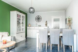 Als u op zoek bent naar een <strong>instapklaar appartement met garage</strong>, dan heet ik u van harte welkom in je <strong>droomappartement gelegen op de eerste verdieping</strong>.<br /><br />Wanneer je binnenkomt in het appartement wordt je aandacht meteen getrokken door de <strong>leefruimte.</strong> <br />De grote raampartijen zorgen ervoor dat je baadt in een zee van licht. <br /><br />Achter het hoekje piept <strong>een keuken met ontbijtbar</strong>. Deze keuken is voorzien van een keramische kookplaat, dampkap, combi oven, spoeltafel, koelkast met vriesvakje, vaatwasser.<br /><br />De hal geeft toegang tot<strong> 3 slaapkamers en de badkamer met toilet. </strong><br /><br />Én je auto? Achter het gebouw staat een <strong>garage</strong>. Super praktisch!<br /><br />Verder moet je je geen zorgen maken over de elektriciteit want deze is gekeurd en conform verklaard tot 31/10/2042. <br /><br />En niet onbelangrijk: aangezien we beschikken over een <strong>EPC-label B</strong>, kunnen we dus spreken van een <strong>energiezuinig appartement.<br /><br />Voorwaarden:</strong> €850 + €50 gemeenschappelijke kost/ maand, eerste maand huur vooruit betaald, 3 maanden huurwaarborg, en de helft van de kosten voor de plaatsbeschrijving. <br /><br />