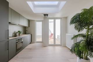 Welkom in de Schaliestraat 39 in Gent, waar hedendaags comfort en stijlvol wonen samenkomen. Deze volledig gerenoveerde woning is ideaal voor wie op zoek is naar een instapklare thuis op een centrale en vlot bereikbare locatie.<br /><br />U komt binnen in de aangename en lichtrijke leefruimte, waar de praktische indeling meteen opvalt. Aansluitend bevindt zich de volledig nieuwe, uitgeruste keuken, voorzien van alle moderne toestellen – een heerlijke plek voor kookliefhebbers en gezellige momenten.<br /><br />De woning beschikt over drie volwaardige slaapkamers, die flexibel ingericht kunnen worden als slaap-, werk- of hobbyruimte. De splinternieuwe badkamer is een echte troef en biedt zowel een comfortabel bad als een moderne douche, afgewerkt met kwalitatieve materialen.<br /><br />Achteraan vindt u een gezellig koertje/terras dat westgericht is, waardoor u volop kan genieten van de avondzon – ideaal om na een drukke dag tot rust te komen of te ontspannen met vrienden en familie.<br /><br />Dankzij de totaalrenovatie geniet u van een woning die volledig voldoet aan de hedendaagse normen op vlak van comfort, afwerking en energiezuinigheid.<br /><br />Kortom, een perfecte keuze voor wie op zoek is naar een moderne, instapklare woning in Gent.<br />Maak snel uw afspraak via 0474 26 27 58 of via info@vicusvastgoed.be