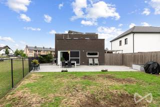 <p>Op zoek naar een instapklare woning in het centrum van Paal? Dan is deze woning in de Stijn Streuvelsstraat misschien wel wat u zoekt!<br />Deze verzorgde en instapklare gezinswoning uit 2010 is gelegen op een knap perceel van 502 m². Met een bewoonbare oppervlakte van 175 m² biedt deze vrijstaande woning heel wat ruimte en comfort. De combinatie van een praktische indeling, aangename buitenruimte en uitstekende energieprestaties maakt van deze woning een bijzonder interessante eigendom.<br /><br />Op het gelijkvloers komen we binnen in een fijne inkomhal die toegang biedt tot het gastentoilet, het bureau en de leefruimte. De woonkamer met open keuken vormt het gezellige hart van de woning. Dankzij de grote raampartijen geniet deze ruimte van een aangename lichtinval en een mooi zicht op de tuin. Verder is er nog een praktische wasplaats met doucheruimte.<br />Op de eerste verdieping bevinden zich drie volwaardige slaapkamers en een ruime badkamer. Vanuit de hal of de masterbedroom is er eveneens toegang tot het grote terras, een aangename plek om even te ontspannen en van de buitenlucht te genieten.<br />De woning is volledig onderkelderd wat zorgt voor heel wat extra bergruimte. De kelder biedt tal van mogelijkheden voor stockage, hobby's of het opbergen van spullen en materiaal. Dankzij de rechtstreekse toegang via een trap vanuit de tuin is deze ruimte bovendien bijzonder praktisch in gebruik.<br />Ook de buitenruimte is een aangename meerwaarde. De volledig omheinde tuin biedt voldoende plaats om heerlijk te genieten van het buitenleven. Het recent aangelegde terras sluit mooi aan bij de woning en vormt een ideale plek voor gezellige momenten met familie en vrienden. Daarnaast is er een zeer ruime fietsenstalling aanwezig.<br /><br />De woning verkeert in een verzorgde en instapklare staat en is voorzien van heel wat inbouwkasten en bureaus op maat. Ook op energetisch vlak is dit een woning die volledig klaar is voor de toekomst. Met een uitstekend EPC-label A, 18 zonnepanelen en een thuisbatterij beschikt de woning over een bijzonder energiezuinige installatie. De aanwezige airconditioning zorgt bovendien voor extra comfort tijdens warme zomerdagen.<br /><br />De woning is gelegen in het centrum van Paal op een bijzonder centrale locatie. Winkels, scholen, horeca, sportfaciliteiten en andere dagelijkse voorzieningen bevinden zich allemaal op wandelafstand. Belangrijke verbindingswegen en de E313 zorgen voor een uitstekende verbinding met omliggende gemeenten en steden en een vlot woon-werkverkeer.<br /><br />Kortom, een instapklare en energiezuinige gezinswoning die dankzij haar praktische indeling, aangename buitenruimte en centrale ligging in Paal alles in huis heeft voor comfortabel wonen!<br /><br /><strong>Stijn Streuvelsstraat 24 – 3583 Paal<br /></strong>Interesse of een bezoek plannen? Contacteer Roos voor een afspraak op 0467 68 97 80.<br /><strong>We Invest Demervallei Paal</strong><br /><em>Vastgoed Anders Bekeken</em></p>