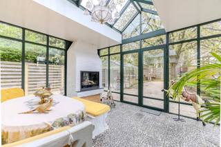 Authentieke en stijlvol gerenoveerde fermette met EPC label B, 4 slaapkamers, prachtige zuidgerichte tuin en inpandige garage, rustig gelegen doch zeer centraal nabij scholen, winkels, etc. <br /><br />Indeling GLV: inkomhal; gastentoilet; lichtrijke woonkamer met hoog plafond en gezellige houtkachel (2019); luxueus gerenoveerde keuken (2017) voorzien van kwalitatieve toestellen (oa gasvuur, stoomoven, koffiemachine, warmhoudlade); charmante veranda (2020) met gashaard en zicht op de prachtige tuin; berging met aansluiting voor WM/DK; dubbele inpandige garage met rechtstreekse toegang naar de tuin. <br /><br />1V: nachthal en kamers voorzien van eiken parket; 4 slaapkamers waarvan ééntje momenteel ingericht als bureau in Engelse stijl; badkamer bevat vloerverwarming, inloopdouche met ingebouwde kranen, sunshower (2025) en lavabo; apart toilet. <br /><br />Vooraan beschikt de woning over diverse parkeerplaatsen; achteraan is er een prachtig aangelegde tuin met tuinverlichting; vijver; overdekte lounge met aanpalende tuinberging; geklimatiseerde wijnkelder (op de begane grond) met tastingruimte; serre en gezellige pergola. <br /><br />Algemeen: <br />- EPC label B (zonnepanelen, zonneboiler, vloerverwarming met CV-ketel van 2021) <br />- Asbestveilig <br />- 3 fase ligt in de woning (nog niet aangesloten) <br />- Centrale ligging nabij speeltuin, invalswegen, scholen, winkels, etc.<br /><br />Bekijk zeker de 360° rondgang via onze website (+ mogelijkheid tot opmeten en ontmeubelen).<br />Alle attesten zijn beschikbaar onderaan op onze website. <br />Voor meer info of een bezoek: 0472 22 22 44 of thanee@solittvastgoed.be.