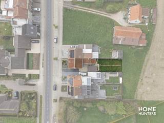 Deze woning biedt heel wat potentieel voor wie op zoek is naar een renovatieproject met sterke troeven. Ze beschikt over een ruime tuin, een praktische garage en een lichtrijke woonkamer met aansluitende keuken. Dankzij de solide structuur en de stevige trap naar de verdieping, vormt dit huis een uitstekende basis om volledig naar eigen smaak af te werken.<br /><br />Daarnaast is er een ruime oprit voorzien, wat extra parkeermogelijkheden biedt. Kortom, een woning waar je nog alle kanten mee uit kan!<br /><br />Voor meer informatie of een plaatsbezoek contacteer Home Hunters via hallo@homehunters.be of op het nummer 057/377.477