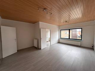 <p>Dit centraal maar rustig gelegen appartement in Liedekerke biedt een aangename combinatie van ruimte, licht en comfort. Dankzij de gunstige ligging bevinden winkels, openbaar vervoer en andere voorzieningen zich binnen handbereik, terwijl het appartement zelf rustig gelegen is.</p><p>Via de ruime inkomhal zijn alle vertrekken vlot bereikbaar. Aan de straatzijde bevindt zich de ruime en lichtrijke leefruimte, met aansluitend de keuken.</p><p>Aan de rustige achterzijde bevinden zich twee slaapkamers: een ruime hoofdslaapkamer en een tweede, kleinere kamer die eveneens perfect dienst kan doen als bureau, dressing of logeerkamer. De grootste kamer biedt toegang tot het ruime, zuidoost georiënteerde terras, waar het aangenaam vertoeven is. Op het terras bevindt zich bovendien een praktische buitenberging.</p><p>De badkamer is uitgerust met een douche, lavabo en toilet. Daarnaast beschikt het appartement over een berging, waar ook de aansluiting voor de wasmachine voorzien is.</p><p>Huurprijs: €875 per maand, inclusief gemeenschappelijke kosten<br />Beschikbaarheid: onmiddellijk</p><p>Een ruim en comfortabel appartement met aangename buitenruimte, ideaal voor wie centraal wil wonen zonder in te boeten aan rust.</p>