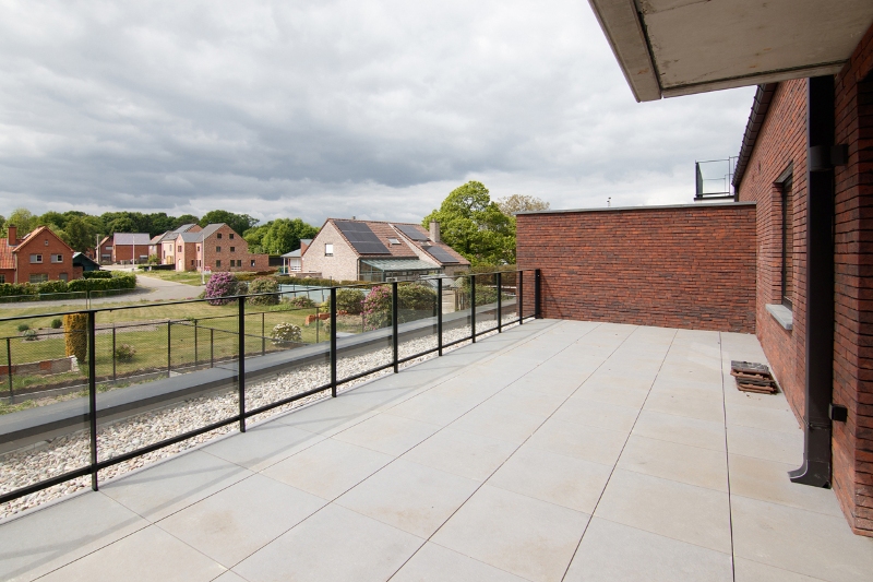 Ruim nieuwbouwappartement met 2 slaapkamers en riant terras op een goed bereikbare locatie! - foto 5