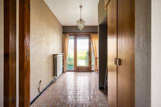 Op een toplocatie in Putte bevindt zich deze charmante, landelijke woning met 3 à 4 slaapkamers, een dubbele garage en extra bergruimte, gelegen op een prachtig perceel van maar liefst 1.998 m². Dankzij de gunstige ligging geniet u van een vlotte bereikbaarheid via belangrijke invalswegen, terwijl het centrum met winkels, scholen en openbaar vervoer zich op fietsafstand bevindt.<br /><br />Via de ruime inkomhal met vestiaire betreden we de volledig gelijkvloerse woning. De lichtrijke leefruimte wordt gekenmerkt door grote raampartijen die een mooi uitzicht bieden op de tuin en de omliggende weilanden. Hier is voldoende plaats voor een gezellige zithoek en een aparte eetruimte. Aansluitend bevindt zich de volledig uitgeruste keuken, voorzien van de nodige toestellen en met toegang tot de veranda.<br />Verder treffen we een praktische hal met berging en een apart gastentoilet. De nachthal leidt naar drie volwaardige slaapkamers en een extra kamer die perfect kan dienen als bureau of kinderkamer. Daarnaast is er een badkamer en bijkomende bergruimte aanwezig. De woning beschikt bovendien over een inpandige garage en een extra buitenberging/garage.<br /><br />Een grote troef is de zeer ruime opbergzolder. Het prachtig aangelegde perceel met royale tuin vormt een oase van rust en privacy, ideaal om volop te genieten van de groene omgeving en het buitenleven. Het terras zorgt voor extra comfort en de volledig omheinde tuin maakt het geheel compleet.<br /><br />Dit is een uitstekende opportuniteit als u op zoek bent naar een woning gelegen op een uniek perceel van 1998 m². Contacteer ons voor meer informatie op 0475 47 59 76 of via info@boonstravastgoed.be<br /><br />Bijzonderheden:<br />- 3 tot 4 slaapkamers<br />- Veranda, terras en tuin<br />- Ruim perceel van 1998 m²