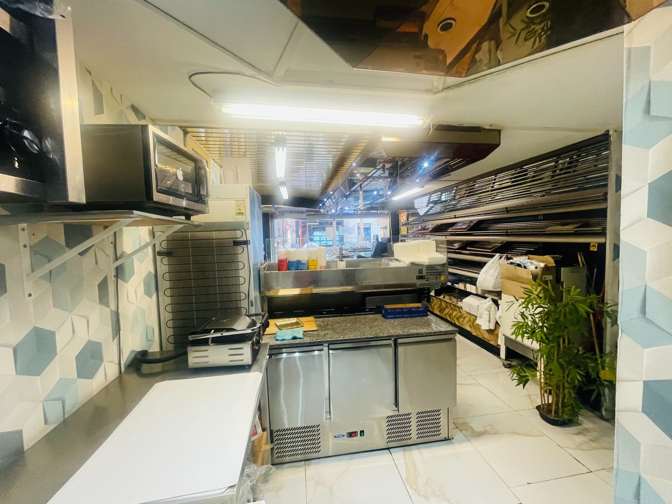 Brugge centrum  Smedenstraat  Ruim handelspand met woonst . Mooie huuropbrengst , verhuurd aan 2.200 euro per maand  6 % NETTO OPBRENGST - foto 3