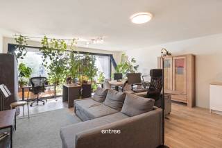 Dit hoogstaand afgewerkt appartement is gelegen in een private parktuin in Gentbrugge.<br /><br />Het appartement in kwestie heeft een netto oppervlakte van 90,14 m², een bijkomend Zuidwest-terras van 9 m² , vloerverwarming, een ventilatie systeem D, een super uitgeruste keuken met Miele toestellen, veel lichtinval en een mooi uitzicht richting de private parktuin.<br /><br />Indeling:<br />inkomhal met vestiairenis, toilet, grote leefruimte met open keuken (en berging), zonneterras met terrasberging, 2 mooie slaapkamers waarvan 1 met een grote dressing en een badkamer (dubbele lavabo en grote inloopdouche).<br /><br />Een ondergrondse autostaanplaats (PC21) dient mee gehuurd te worden aan 100 €/mnd (incl. gemeenschappelijke kosten).<br /><br />140 €/mnd gemeenschappelijke kosten, inclusief een voorschot op de privatieve verwarming.<br /><br />De bereikbaarheid is TOP door onder meer de ligging tov. het centrum van Stad Gent (slechts 11 min met de fiets tot aan het Gent-Zuidpark), de oprit van de E17, fietsafstand van het treinstation in Gentbrugge/Dampoort, ... hierdoor hebben we een mobiscore van 8,9/10<br /><br />Indien u meer info wenst of een bezoek ter plaatse, aarzel dan niet en neem gerust contact op met Pieterjan Windey op pw@entree.be of gsm 0472 80 20 65