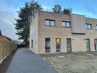 Deze energiezuinige (E25) nieuwbouw voorziet in een ruime lichtrijke leefruimte met volledig ingerichte open keuken (Miele), ruime...