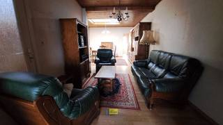 Gunstig gelegen, te renoveren woning op een perceel van 285m² met zuidoost - oriëntatie.Op het gelijkvloers bevinden zich een woonkamer met...