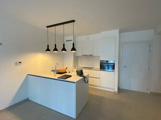 Vernieuwd appartement met 2 slaapkamers, gelegen in een rustige residentie. Dankzij deze rustige ligging geniet u van een comfortabele en ontspannen woonomgeving, terwijl alle voorzieningen vlot bereikbaar zijn.<br />Het appartement beschikt over een lichtrijke leefruimte, een vernieuwde afwerking en twee volwaardige slaapkamers. Daarnaast zijn er een private kelder en een gemeenschappelijke fietsenberging aanwezig, wat zorgt voor extra bergruimte en praktisch comfort. Er is bovendien de mogelijkheid om een garage bij te huren aan €100 per maand. De maandelijkse huurprijs bedraagt €950, aangevuld met een voorschot van €50 voor de algemene onkosten. Het appartement is beschikbaar vanaf 1 oktober 2026. Ben je geïnteresseerd in dit pand te huur in Oostende? Ga naar de website www.dermul.be, klik op het pand dat je wenst te huren. Via de knop "ik heb interesse" vragen we u kort een profiel in te vullen. Daarna nemen we contact op voor een bezoek. Telefonisch kunnen er geen afspraken gemaakt worden.
