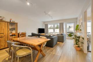 In een rustige straat, nabij het stadscentrum van Diksmuide, stellen we dit gezellige en instapklare tweeslaapkamerappartement aan u voor...