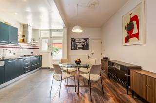 <p>Charmante gesloten woning in Vilvoorde, op wandelafstand van het centrum en het station.</p><p><br /></p><p>Deze volledig instapklare woning combineert een centrale ligging met comfortabel wonen in een residentiële omgeving nabij scholen, openbaar vervoer en invalswegen. Dankzij het EPC-label C en de conforme elektrische installatie geniet u van een energiezuinige en zorgeloze woonst. De gezellige westgerichte stadstuin met terras vormt een aangename buitenruimte om te ontspannen. Met drie slaapkamers, een bureauruimte en praktische berging biedt deze woning een functionele indeling voor gezinnen of koppels die extra ruimte zoeken. De nabijheid van parken, het ziekenhuis en het centrum van Vilvoorde maakt deze woning extra aantrekkelijk.</p><p><br /></p><p>Belangrijkste ruimtes:<br />• Ruime woonkamer (29 m²) met veel lichtinval<br />• Eetkamer (9,5 m²) aansluitend op de leefruimte<br />• Keuken (8,96 m²) uitgerust met oven, microgolfoven, vaatwasser en gaskookplaat<br />• Praktische berging (16 m²) met aansluitingen voor wasmachine en droogkast<br />• Apart toilet met handenwasser<br />• Badkamer (7,07 m²) met ligbad en wastafel in meubel<br />• Drie slaapkamers van 15,7 m², 13,11 m² en 12,39 m²<br />• Bureel (6,6 m²), ideaal voor thuiswerk<br />• Kelder (9,16 m²) voor extra opslagruimte<br />• Westgerichte stadstuin (45 m²) met terras</p><p><br /></p><p>Troeven:<br />• Volledig instapklare woning op wandelafstand van Vilvoorde centrum<br />• EPC C en conforme elektrische installatie<br />• Gezellige westgerichte stadstuin met terras</p><p><br /></p><p>Neem vandaag nog contact op met je ERA-makelaar voor een bezoek.</p><p><br /></p><p>JOUW DROOMHUIS. ZO GEVONDEN!</p>
