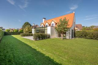 Aan de rand van het prestigieuze Zoute, vlak bij de iconische Royal Zoute Golf Club en op wandelafstand van het Knokse centrum, bevindt zich...