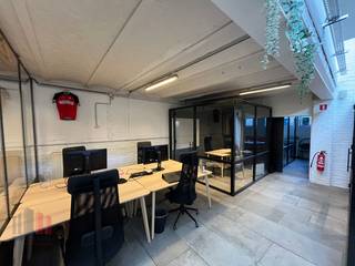 Espace de bureau unique de 573 m² à louer dans l'ancienne Colour Factory à Drongen. Ce bâtiment à caractère industriel combine un look élégant...