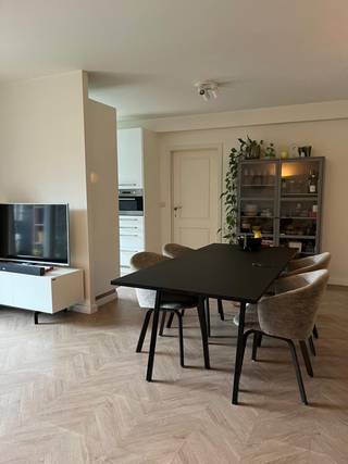 Instapklaar 2‑slpk‑appartement (ca. 78m²) op een autoluw plein in de wijk Haringrode (Good-Engels) vlak bij het Groen Kwartier en PAKT. Lichtrijke leefruimte met inpandig terras, 2 volwaardige slaapkamers (waarvan één met ensuite douchekamer), badkamer met ligbad en berging met wasmachine‑aansluiting. Residentie Kasteelpark (bouwjaar 2007, renovatie 2022) met lift. Ondergrondse garagebox voor 2 wagens achter elkaar optioneel bij te kopen (45k). Reserveer voor kijkdag op zat 7/2. Bieden vanaf 335K. GEEN IMMO !