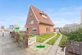 Op een strategische locatie bij het binnenkomen van Gistel bevindt zich deze alleenstaande woning met een bewoonbare oppervlakte van 210 m² op...