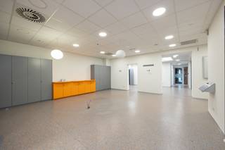 Centraal gelegen kantoor/handelspand (voormalige ING bank) 300 m² groot, met voldoende parkeergelegenheid voor klanten en 2 privé parkings achter...