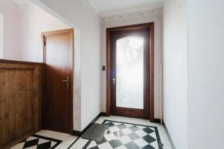 Op zoek naar een stevige basis op een prachtige locatie met een adembenemend uitzicht? Deze woning in het charmante gehucht De Klijpe, aan de rand van Ronse, biedt precies dat. Met een bewoonbare oppervlakte van 190 m² en een perceel van 617 m² geniet u hier van volledige privacy en een schitterend zicht op de flanken van de Hotond. Dankzij de centrale ligging bent u binnen enkele minuten in het centrum van Ronse, met alle voorzieningen binnen handbereik. Ook Kluisbergen en Oudenaarde zijn eenvoudig bereikbaar.<br /><br />De woning zelf is een open bebouwing uit 1955, met een grote kelder die plaats biedt aan een garage, sauna en diverse bergingen. Op het gelijkvloers komt u binnen via een uitnodigende inkomhal die leidt naar een ruime woonkamer met haardvuur, een kleinere lounge en een keuken met mooi uitzicht. Op de eerste verdieping bevinden zich vier slaapkamers, waarvan één kleiner, en een badkamer die zowel vanuit de nachthal als de master bedroom bereikbaar is. Een praktische zolder is toegankelijk via een uitschuifbare trap, met mogelijkheden om hier een vaste trap te plaatsen.<br /><br />Deze woning vormt een uitstekende basis om volledig naar eigen smaak te renoveren en zo uw woondroom te realiseren. Met een garage en een verzorgde tuin rondom, biedt deze woning niet alleen ruimte en comfort, maar ook een sfeervolle leefomgeving om dagelijks van het unieke uitzicht te genieten. Neem snel contact op voor meer informatie of een afspraak ter plaatse.