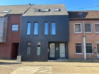 Ben jij op zoek naar een gelijkvloers appartement in het centrum van Peer? Dan hebben wij gevonden wat jij zoekt!<br /><br />INDELING: <br />- Inkomhal met inbouwkasten<br />- Keuken<br />- Eetkamer<br />- Woonkamer<br />- Berging<br />- Badkamer<br />- Slaapkamer 1 met inbouwkasten<br />- Slaapkamer 2<br />- Terras aan de achterzijde<br />- Binnenkoer<br />- Buitenberging<br />- Autostandplaats aan de achterzijde van het gebouw<br /><br />LIGGING: <br />- Het appartement is gelegen in het centrum van Peer. <br />- Scholen, winkels, horeca en het openbaar vervoer bevinden zich op wandelafstand.<br /><br />EXTRA TROEVEN: <br />- Het appartement is instapklaar. <br />- Er is een zonne-luifel voorzien op de binnenkoer. <br />- Het appartement heeft een privatieve ingang waardoor er geen gemeenschappelijke kosten zijn. <br />- Het appartement is energiezuinig. <br /><br />Meer weten?<br />Contacteer ons en wij helpen je graag dichtblij verder!