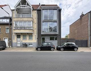 Zongerichte woonkamer met aangenaam terras, open ingerichte keuken, nachthal, berging met aansluiting voor de wasmachine, apart toilet, douchekamer, twee slaapkamers. <br />Inclusief kelderberging in het gebouw. <br /><br />Huurprijs: 795€ + 75€ syndickosten. <br />Onmiddellijk beschikbaar