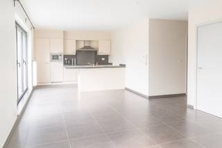 In hartje Olen vinden we dit instapklaar appartement met groot terras. Rondom het appartement zijn er tal van parkeermogelijkheden en...