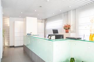 Vandaag nemen we jullie mee naar deze commerciële handelszaak + woonst in de winkelstraat van Bornem. De eigendom bevindt zich op wandelafstand van alle nodige faciliteiten, zoals scholen, winkels, en openbaar vervoer.<br /><br />Op het gelijkvloers van dit gebouw vinden we een handelsruimte terug die momenteel gebruikt wordt voor medische doeleinden.<br />Deze ruimte biedt tal van mogelijkheden als handelsruimte voor verscheiden beroepen zoals een tandarts, kinesitherapeut, boekhouder...<br />Er bestaat ook de mogelijkheid om de ruimte op te delen om bijvoorbeeld aparte behandelruimtes of vergaderzalen te creëren.<br /><br />Via de traphal bereiken we de eerste verdieping waar we een keuken, twee toiletten en een polyvalente ruimte terugvinden.<br />Verder is er een kelder en een ruime zolder aanwezig.<br /><br />Heb je interesse in deze commerciële ruimte op toplocatie?<br />Neem gerust contact op via roy@julimmo.be of 0498 62 74 71.